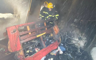 Imagens mostram que as chamas destruíram camas, sofás e uma bicicleta, assim como todo o forro de PVC