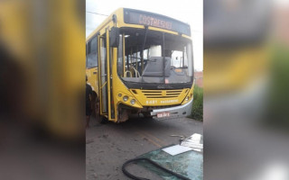 Ônibus envolvido no acidente foi depredado por moradores.