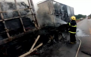 Carreta pegou fogo na BR-153, em Tabocão. 