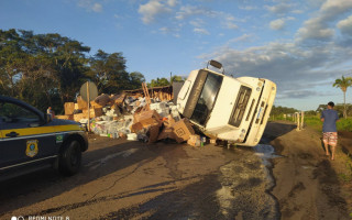 Caminhão tombou e carga ficou espalhada na pista. 