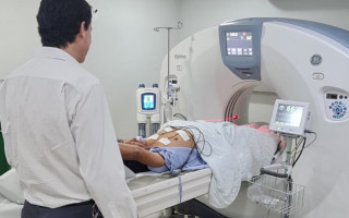 O exame é realizado por um especialista em cardiologia.