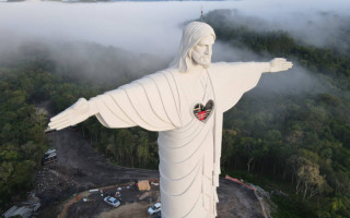 Estátua do Cristo Protetor, em Encantado (RS), tem 43,5 metros de altura -