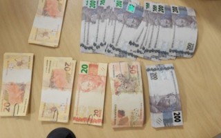Mais de R$ 20 mil em cédulas falsas foram apreendidas. 