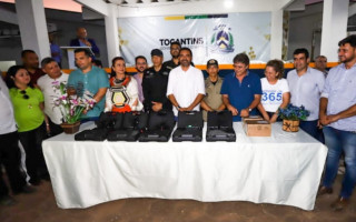Foram entregues à PMTO um total de 98 pistolas BERETTA 9 milímetros de uso profissional, 118 coletes balísticos e 27.700 munições de treinamento.