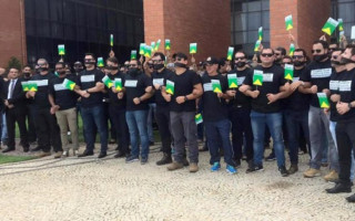 Delegados em protesto em frente a AL em 2019 