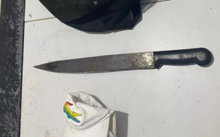 Criminoso usou um facão para golpear a vítima.