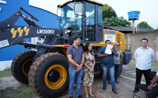 Deputado Tiago Dimas entrega carregadeira no Bico do Papagaio 