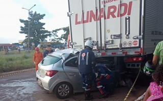Socorristas do Samu e militares do Corpo de Bombeiros no local do acidente. 