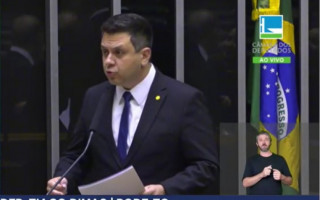 Deputado Federal Tiago Dimas durante discurso no plenário da Câmara dos Deputados. 