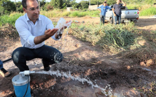  Esse poço vai ajudar manter o bom estado do campo o ano todo, disse o prefeito Wagner. 