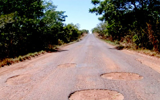 Finalidade da restauração é melhorar a trafegabilidade da rodovia por onde passam até 900 caminhões carregados de grãos por dia.
