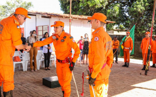 O comandante-geral do CBMTO, coronel Farias, cumprimenta a capitã Daniela