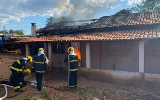 Bombeiros combateram e controlaram o fogo.