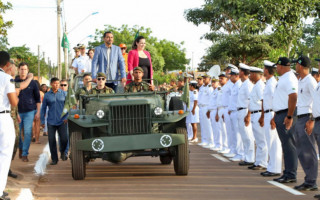 Governador Wanderlei Barbosa e a prefeita de Palmas Cinthia Ribeiro prestigiaram o Desfile Cívico Militar