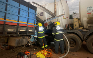 Bombeiros resgataram motorista que ficou preso nas ferragens.