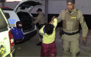 Suspeito sendo conduzido à Central de Flagrantes em Araguaína. 