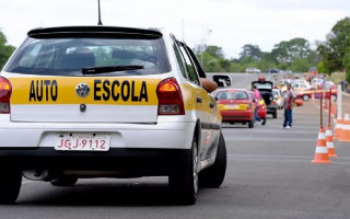 A proposta é que as provas continuem sendo exigidas, entretanto, sem a obrigatoriedade das aulas preparatórias nas autoescolas.