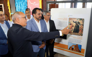 Visita à exposição de registros históricos no Palacinho após assinatura de contrato