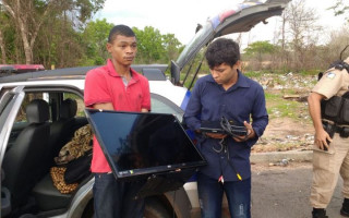 Jovens haviam escondido os objetos em um matagal.