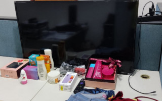 Televisor e demais objetos recuperados pela Polícia Civil em poder da suspeita.