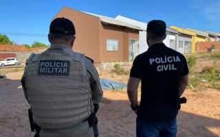 Corpo foi encontrado no lote de uma residência. 