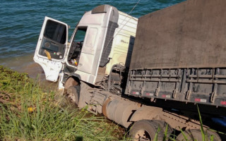 Após romper a proteção da pista, a carreta desceu o barranco de acesso à Ponte da Amizade, em Palmas