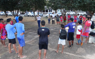 As ações, como as rodas de conversas nas escolinhas de futebol, têm como intuito orientar e reforçar os direitos das crianças 
