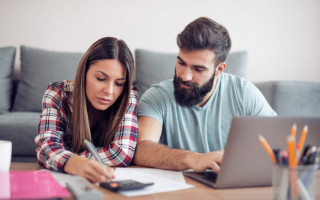  Educador financeiro alerta casais a importância de se conversar sobre dinheiro. 