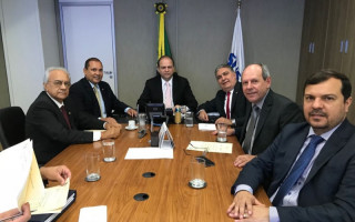 Acompanhado do senador Vicentinho Alves, Dimas entregou documentação solicitando agilidade na liberação de recursos para a construção do Hospital Municipal Infantil.