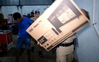 Suspeito foi preso em flagrante.