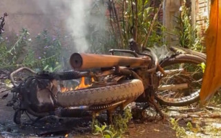 Motocicleta foi incendiada.