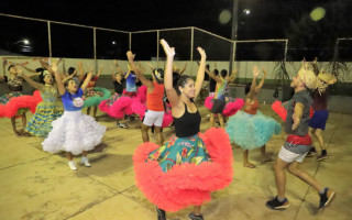 A junina tem mais de 40 pessoas envolvidas, sendo 14 casais de dançarinos, produtores, coreógrafos, estilistas, maquiadores e outros.