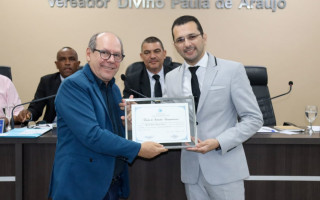 O pré-candidato ao governo do Tocantins pelo PL recebeu a homenagem que foi autoria do recém-eleito presidente da casa, vereador Marcos Duarte (SD). 
