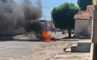 Moto sendo destruído pelas chamas 