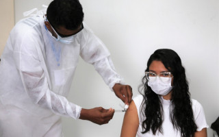 A meta de Araguaína é vacinar 6.600 trabalhadores da saúde. 