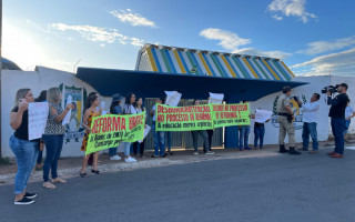 Manifestação ocorreu na tarde desta quinta-feira, 23, em frente ao Colégio Militar.