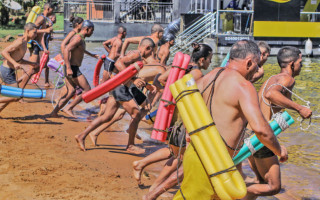 Alunos do Curso de Guarda-vidas Civis correm para a água, em aula prática de salvamento no Lago de Palmas 