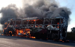 Ônibus pegou fogo na TO-342, em Miracema do Tocantins.