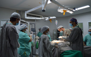  Cirurgia sendo realizada na primeira paciente após retomada
