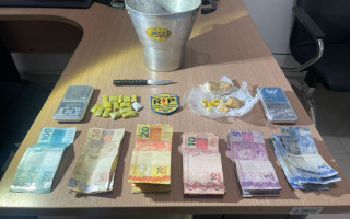 Dinheiro, drogas e objetos apreendidos pela PM.