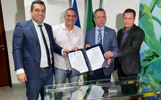 A cerimônia ocorreu em Palmas no gabinete da presidência da Assembleia Legislativa do Estado..jpeg