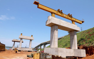 Construção da ponte sobre o Rio Tocantins em Porto Nacional.
