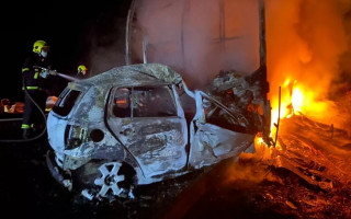 Veículos pegaram fogo após colidirem frontalmente, na BR-153, entre Colinas e Brasilândia do TO.