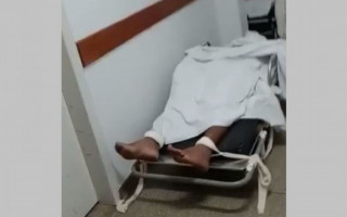 Pacientes aguardam por cirurgias nos corredores da Ala da Ortopedia do HRA. 
