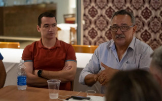 Alexandre Guimarães ao lado de Rerisson Macedo, durante o anúncio da parceria 