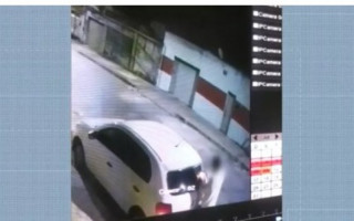 Câmera flagra o momento em que homem ateia fogo no carro da vizinha 