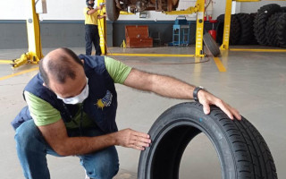 Técnicos da Agência de Metrologia orientam que motoristas observem o Selo Inmetro ao comprar pneus.