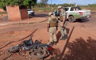 Moto usada em assalto foi abandonada e suspeitos fugiram passando por quintais e pulando muros. 