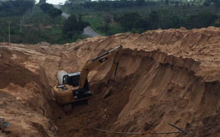 Operário ficou soterrado.