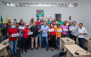 Ataídes reunido com alguns apoiadores.